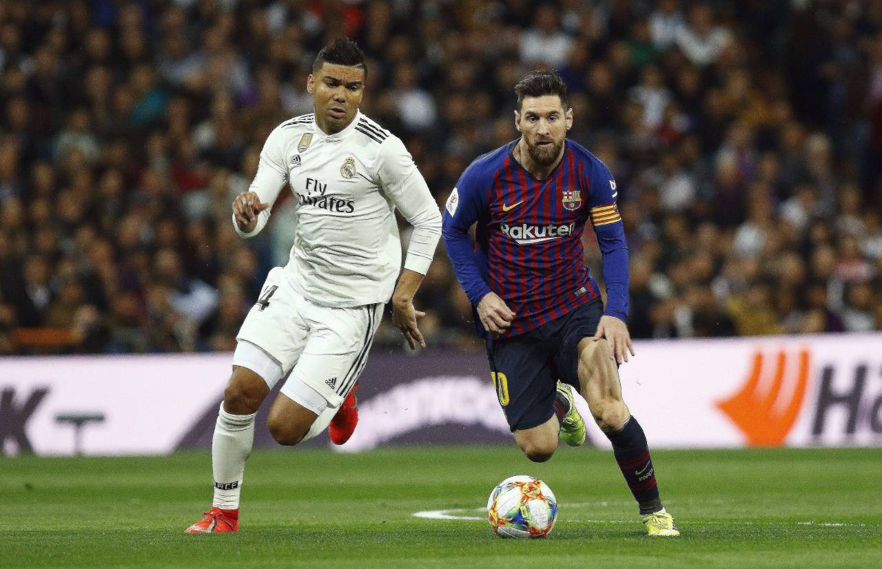 Casemiro: «Modric siempre jugaba hacia delante, hoy la nueva generación vive de las estadísticas; 97% de pases buenos ¿pero pases hacia atrás?» 3 Casemiro y Messi (Foto: Cordon Press)