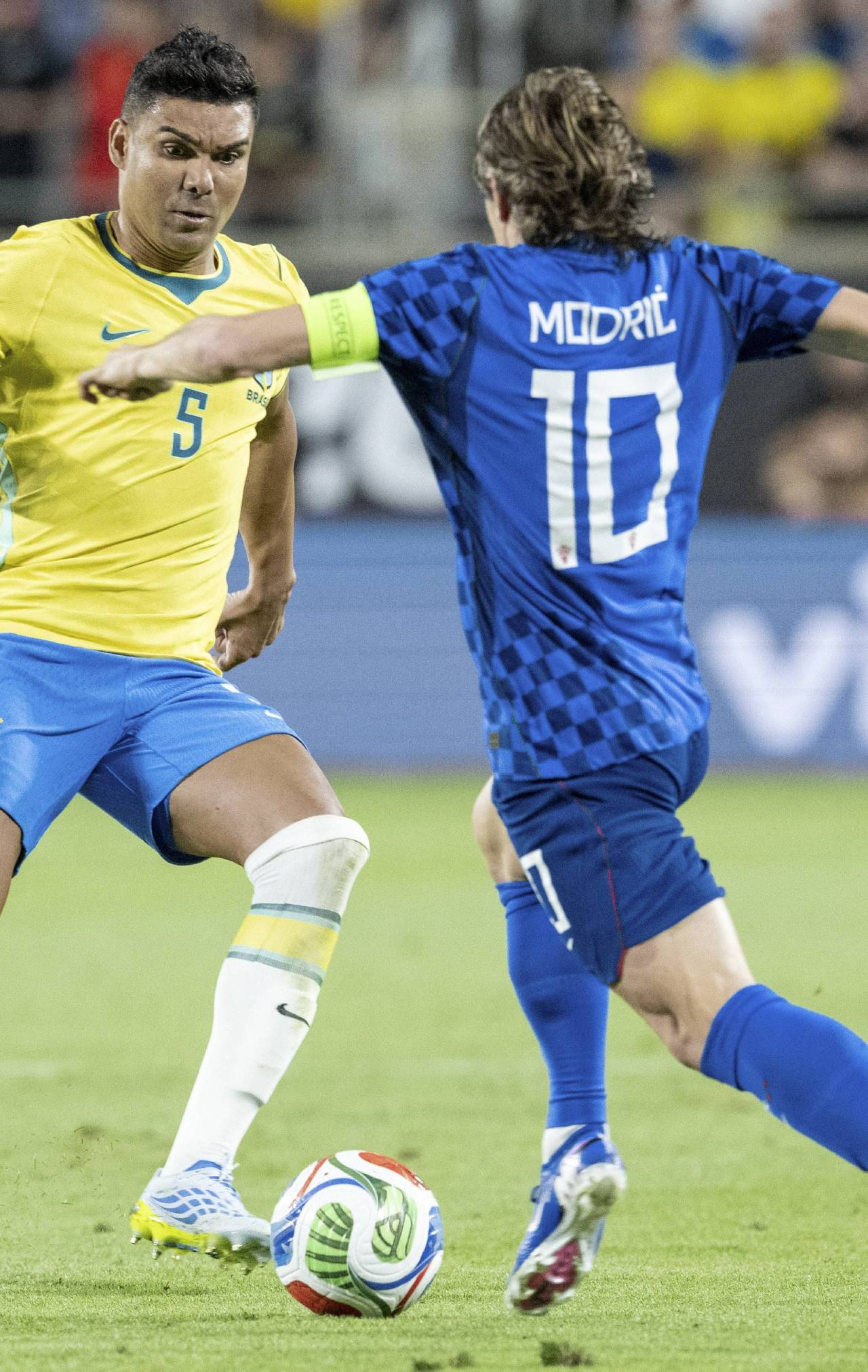 Casemiro: «Modric siempre jugaba hacia delante, hoy la nueva generación vive de las estadísticas; 97% de pases buenos ¿pero pases hacia atrás?» 4 Casemiro y Modric (Foto: Cordon Press)