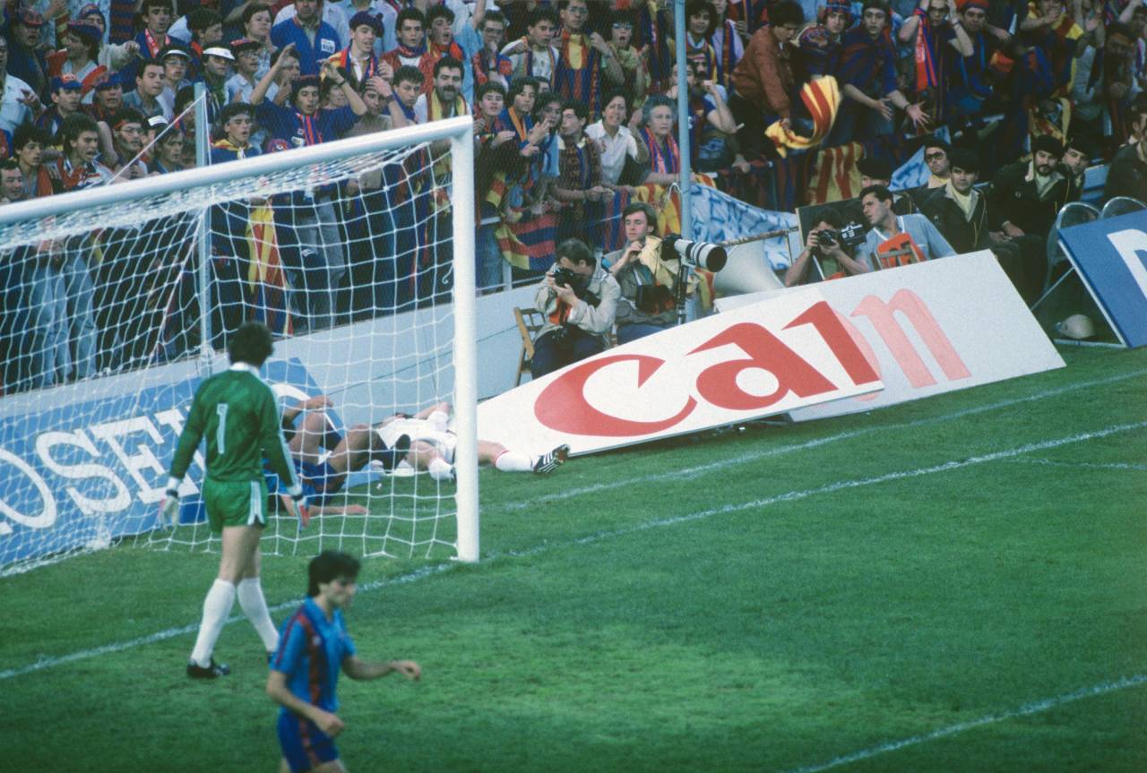 Chernobyl, penaltis fallados y mujeres peludas 1 Helmut Duckadam observa una valla caída en la final de la Copa de Europa de 1986 contra el Barça (Foto: Cordon Press)