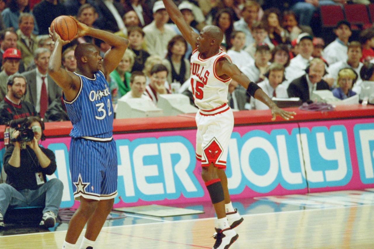 Shaquille O'Neal: «Yo veía a Jordan por la tele, cuando le vi en un partido pensé: 'oh, es real', por eso quiero ver a Wembanyama en persona» 3 Shaquille O’Neal frente a Michael Jordan (Foto: Cordon Press)