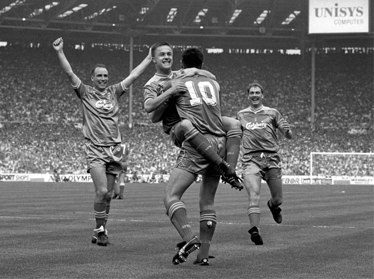 ¿Real Madrid? El vestuario del Wimbledon FC sí que era una verdadera panda de inadaptados 3 Lawrie Sanchez celebra el gol de la victoria (Foto: Cordon Press)
