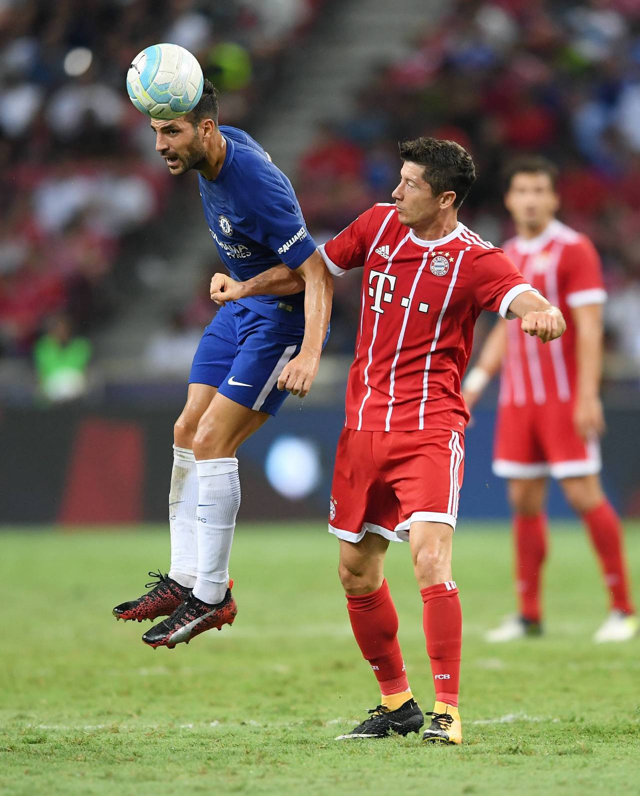Cesc Fabregas: «Mourinho trabaja la cabeza de los jugadores, es muy bueno manejando y leyendo ciertas dinámicas dentro del vestuario, individuales y colectivas» 7 Cesc Fabregas y Robert Lewandowski (Foto: Cordon Press)