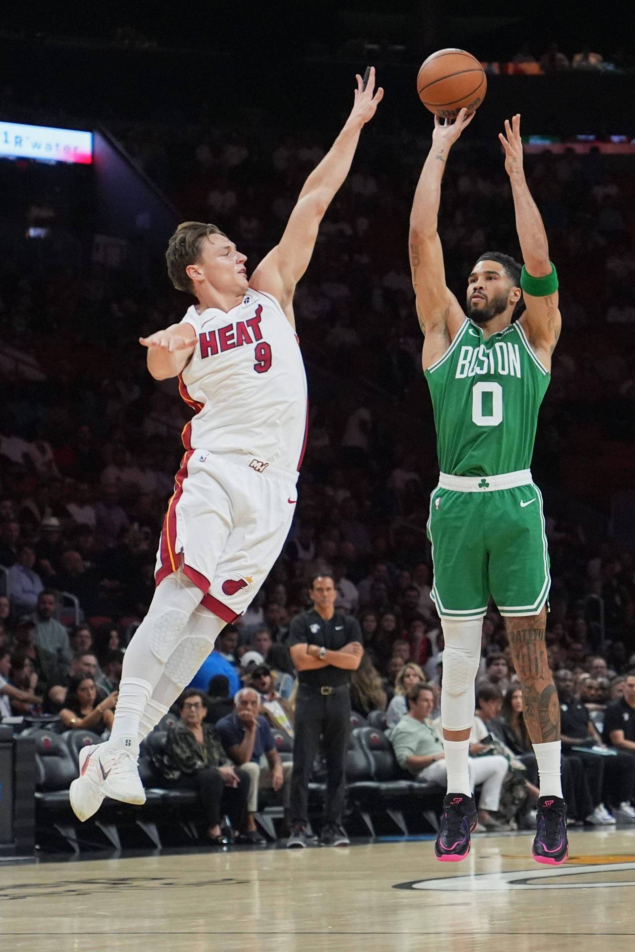 Reggie Miller: «Michael Jordan es el mejor, LeBron puede tener el mejor historial, pero son cosas distintas» 4 Jayson Tatum lanza ante Pelle Larsson (Foto: Cordon Press)