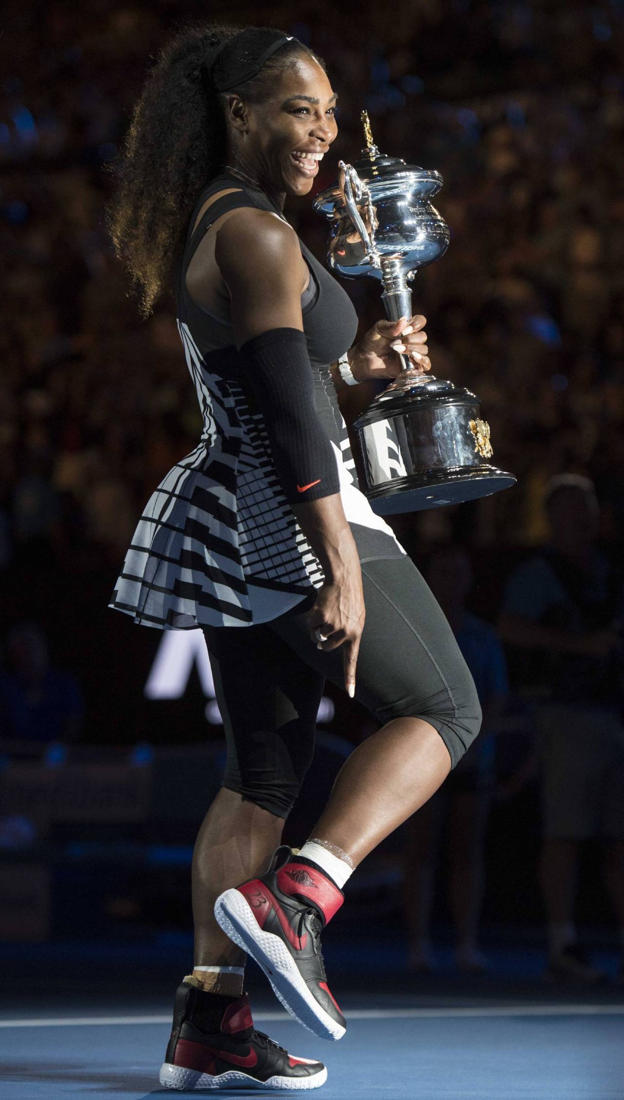 Serena Williams: «Entrenaba y no respiraba, tenía los pechos enormes, enormes, enormes… me hice un test y estaba embarazada, así jugué el Open de Australia» 2 Serena Williams en el Open de Australia de 2017 (Foto: Cordon Press)