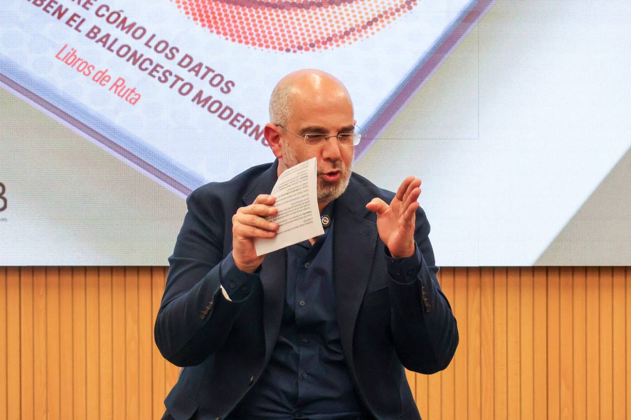 Óscar Garrido: «Los datos todavía no están sentados en la mesa donde se toman las decisiones en los clubes» 7 En una de las presentaciones del libro 1
