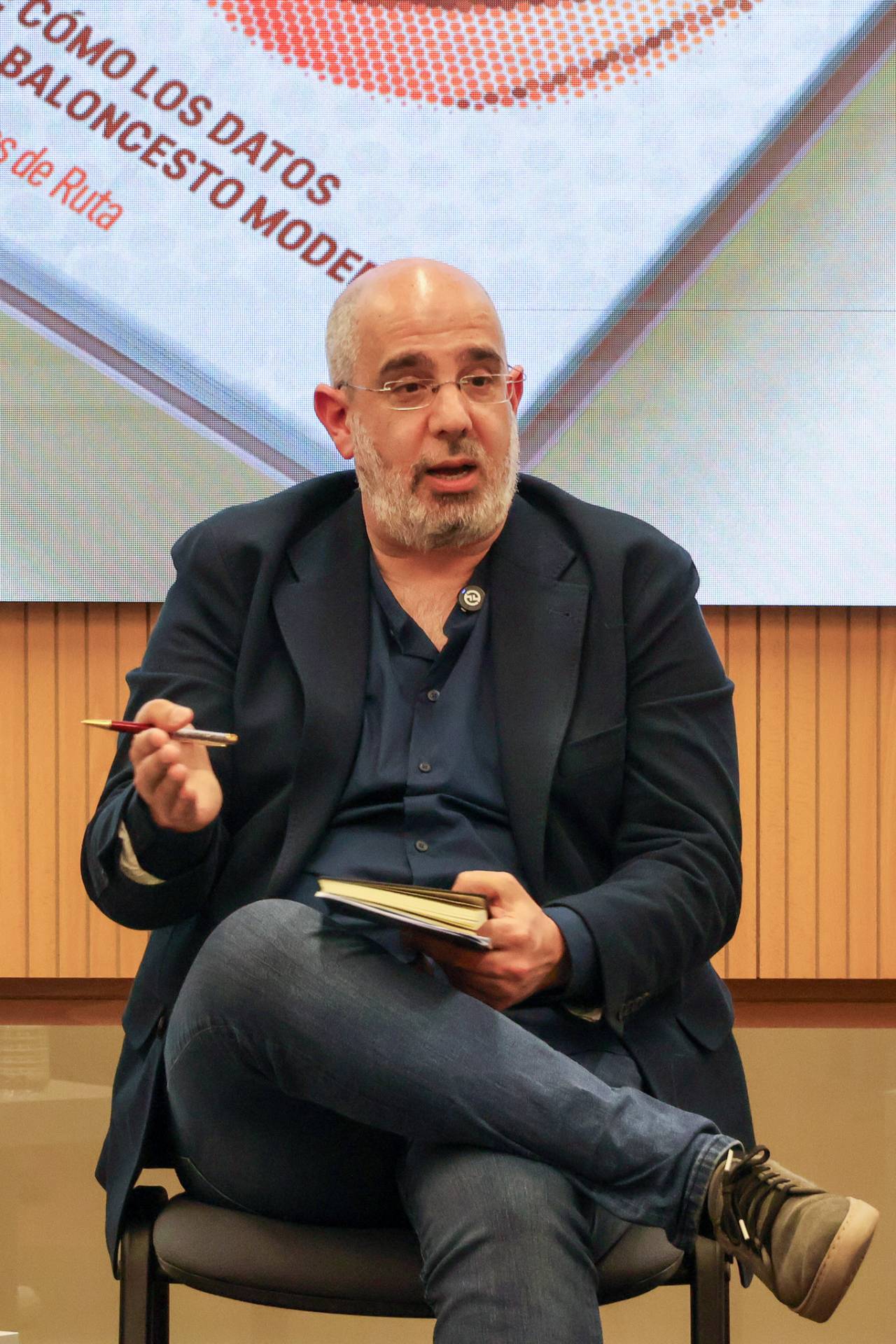 Óscar Garrido: «Los datos todavía no están sentados en la mesa donde se toman las decisiones en los clubes» 2 En una de las presentaciones del libro 2