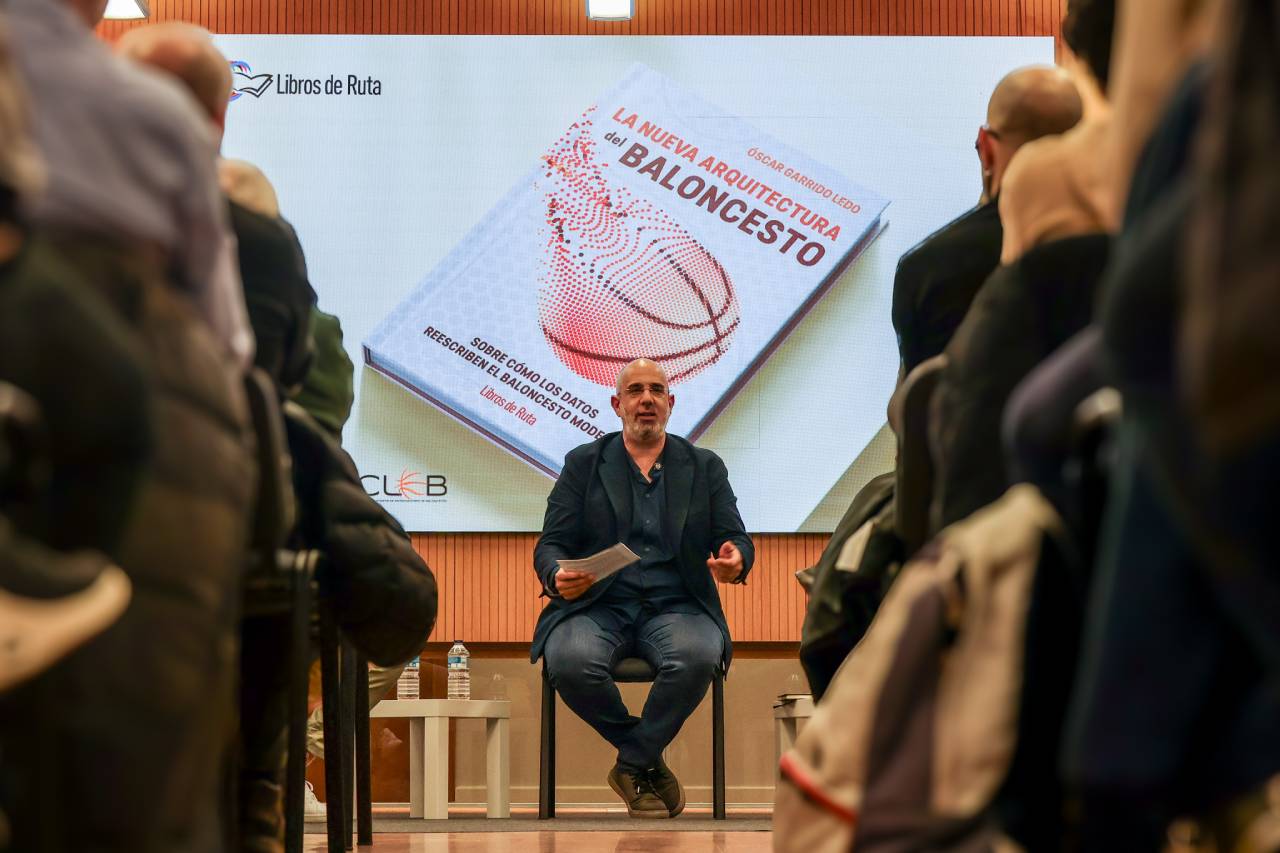 Óscar Garrido: «Los datos todavía no están sentados en la mesa donde se toman las decisiones en los clubes» 6 En una de las presentaciones del libro 3