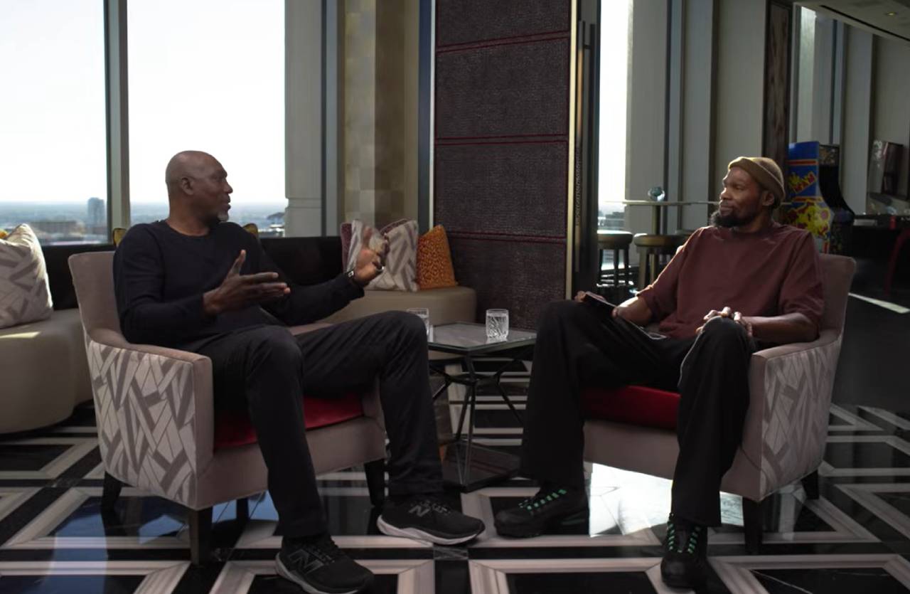 Kevin Durant a Olajuwon: «Si en Houston os hubieseis juntado Michael Jordan, Clyde Drexler y tú habríais ganado 10 o 12 campeonatos» 1 Hakeem Olajuwon y Kevin Durant (Foto: Cordon Press)