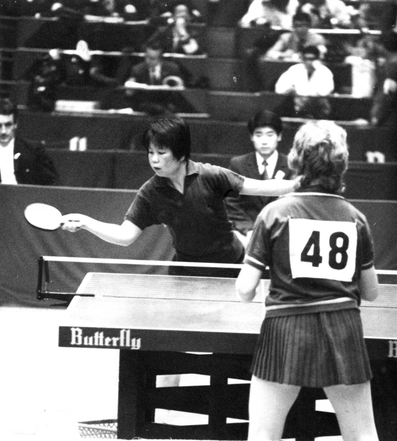 Cuando los campeones del mundo y sus entrenadores se convirtieron en enemigos del pueblo 6 Lin Hui-Ching, de la China comunista, durante el 31.º Campeonato Mundial de Tenis de Mesa, celebrado en Nagoya (Japón), el 7 de abril de 1971. El equipo chino dominó el torneo, en su primera participación tras seis años de ausencia debido a la Revolución Cultural. Esta competición internacional marcó el final del aislamiento autoimpuesto por la China de Mao. La rival de Lin era Ilona Vostová, de Checoslovaquia (Foto: Cordon Press)