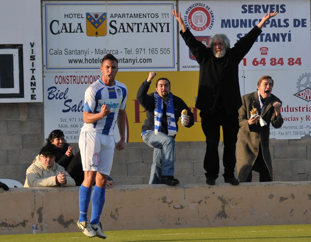 La proletaria historia del Atlético Baleares 10 Edu Moral celebra el gol del triunfo en Santanyi, en la última temporada del club en Tercera (2009-2010). Al fondo, Bernat Vallori-Mas festeja junto a otros aficionados.Desde el descenso de 1963, prometió ir de negro a todos los partidos hasta que volvieran a lograr el ascenso a Segunda.