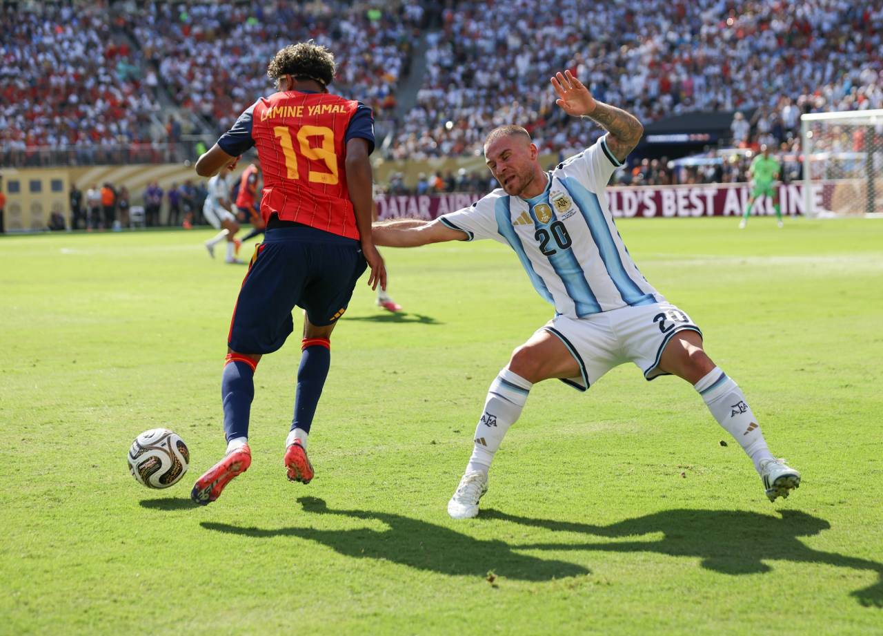 Quizá los argentinos tenemos un sesgo que nos impide ver la realidad, pero en la albiceleste vimos humildad, profesionalismo y camaradería 1 Alexis Mac Allister es superado por Lamine Yamal (Foto: Cordon Press)