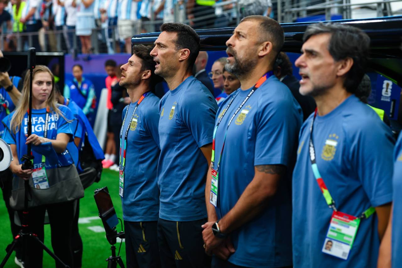 Quizá los argentinos tenemos un sesgo que nos impide ver la realidad, pero en la albiceleste vimos humildad, profesionalismo y camaradería 2 Aimar, Scaloni, Samuel y Ayala (Foto: Cordon Press)