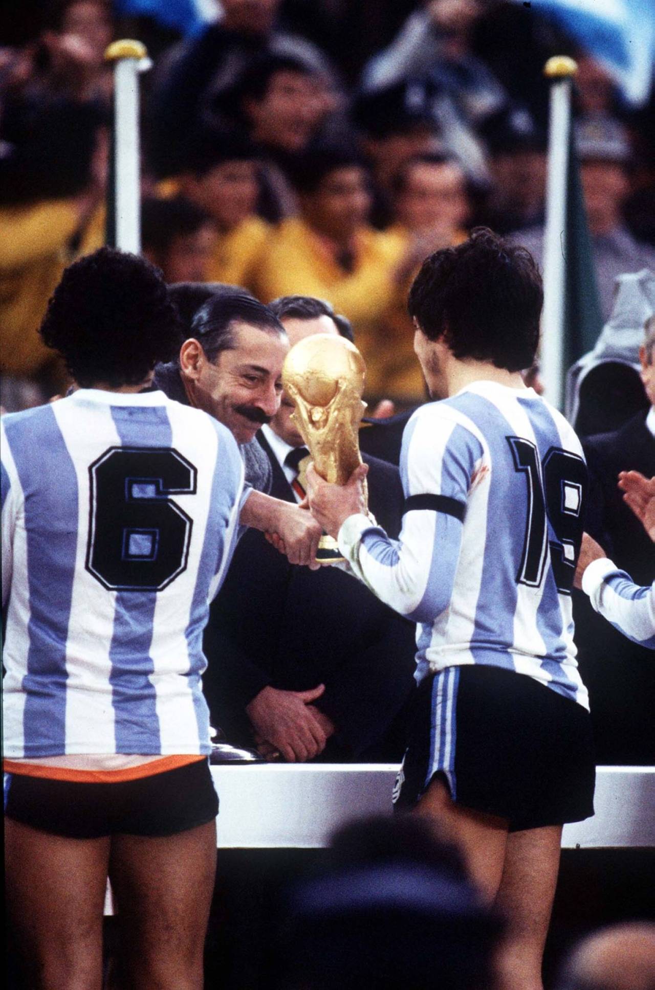 Franco vs Videla: así usaron el fútbol las dictaduras española y argentina 4 Videla entrega la copa del mundo (Foto: Cordon Press)