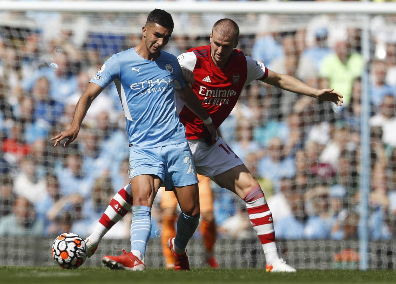 Un enigma llamado Ferran Torres: le llaman Tiburón pero a veces le ha faltado colmillo 1 Ferran Torres y Rob Holding (Foto: Cordon Press)