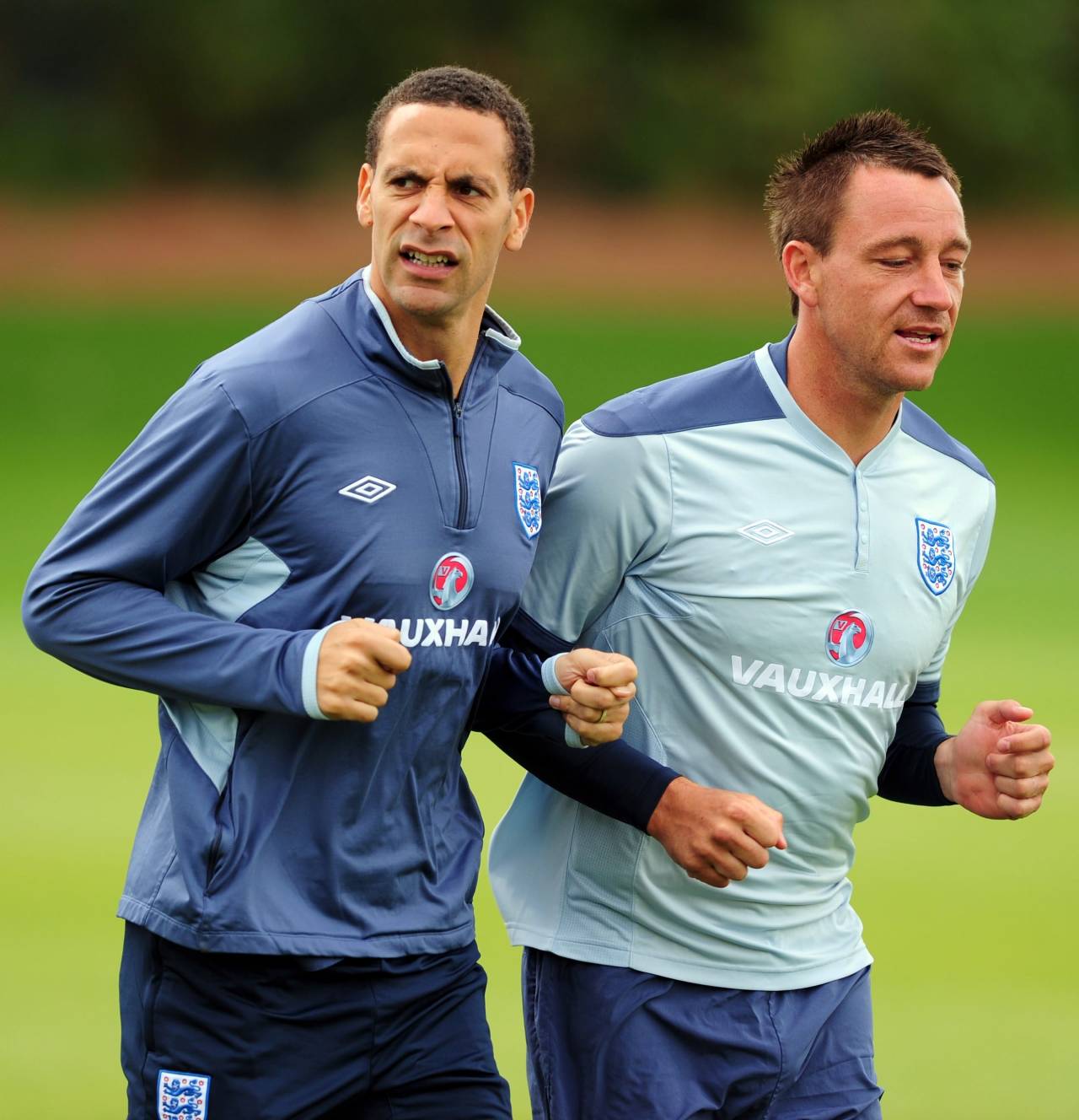 John Terry: «Ancelotti acabó bailando con la corbata en la cabeza de madrugada cuando le despidieron del Chelsea» 6 Rio Ferdinand y John Terry (Foto: Cordon Press)
