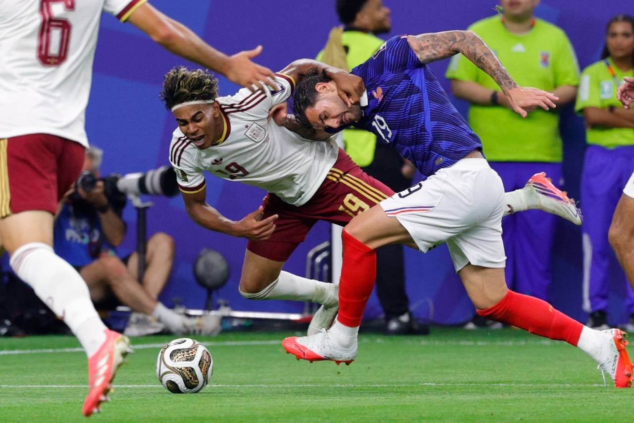 La nueva España vuelve a rescatar elementos del viejo fútbol 3 Lamine Yamal ante Theo Hernández (Foto: Cordon Press)