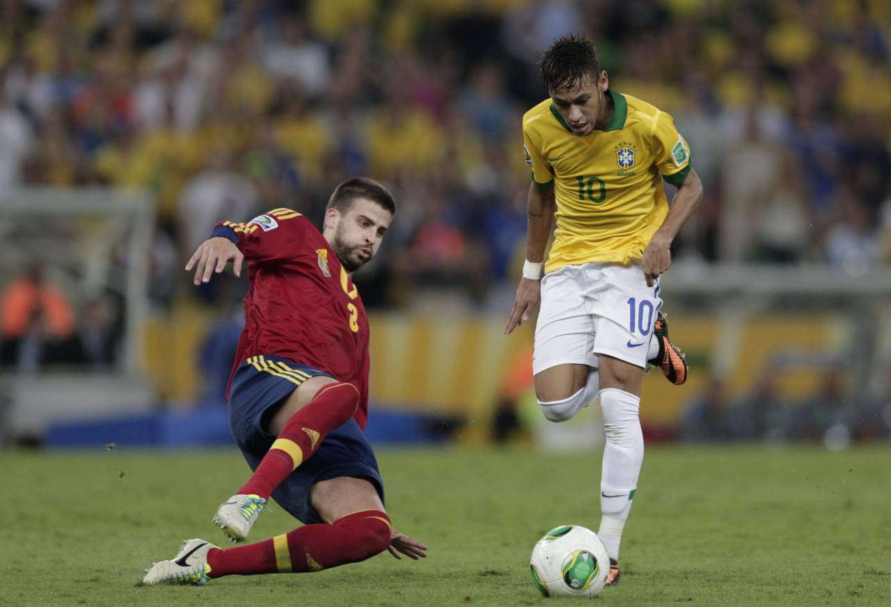 España ante la final: Tiki-taka a muerte y saber recibir palos hasta en el carné de identidad 2 Piqué y Neymar, en la final de 2013 (Foto: Cordon Press)